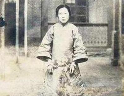 &quot&semi;霸氣女囚&quot&semi;駝龍&colon;1925年被槍決&comma;臨終穿真絲旗袍&comma;刑場高呼&colon;我不怕死