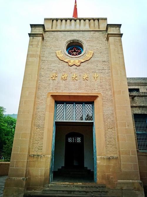 人民大會堂原來不叫這個名字，是毛主席後改的，原來叫什麼名字？