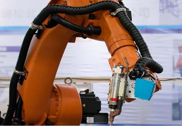 感測器在機器人焊接裝置外部軸-鐳射跟蹤裝置中的應用