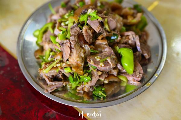 江蘇小夥自駕山西，在郊區吃“硬核”午飯，食客多是卡車司機