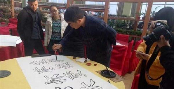 山東農民堅持38年寫書法，一幅字10萬不賣，靠寫字送兒子出國留學