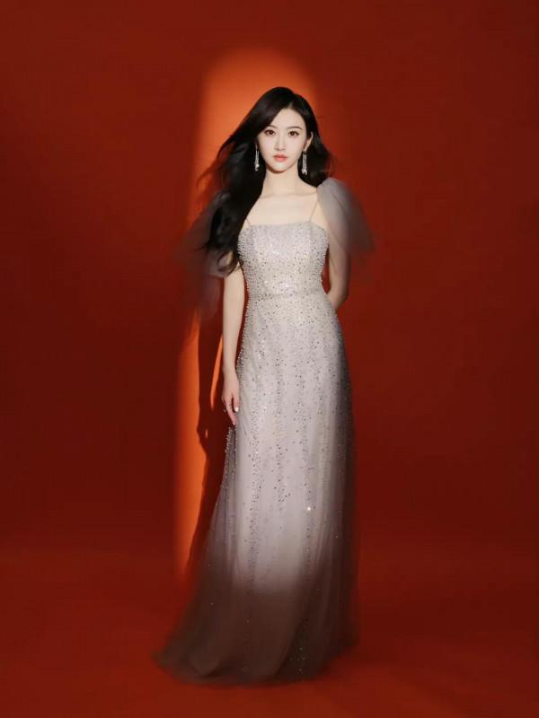 景甜身穿灰色鏤空連衣裙，勾勒完美好身材，長髮披肩盡顯溫柔魅力