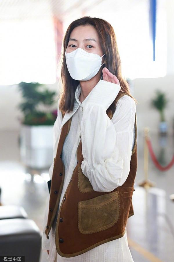 機場時尚秀,劉雯牛仔風馬甲搭配長裙,瀟灑又浪漫 機場時尚秀,劉雯牛仔風馬甲搭配長裙,瀟灑又浪漫