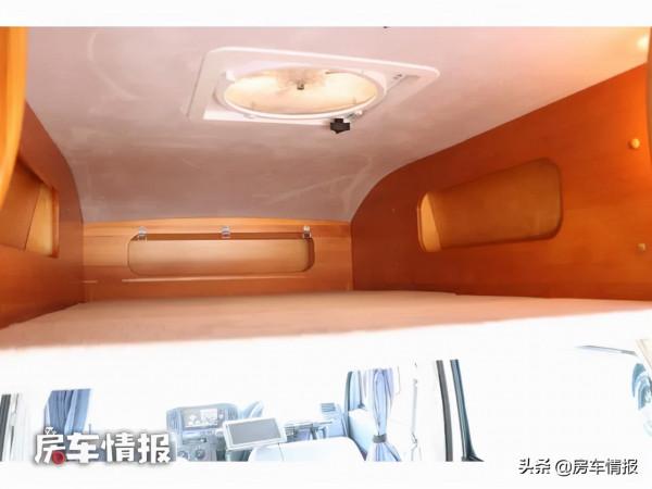 新款豐田床車,長度僅4米配1.5L動力,車裡居然有客廳和兩張床 新款豐田床車,長度僅4米配1.5L動力,車裡居然有客廳和兩張床