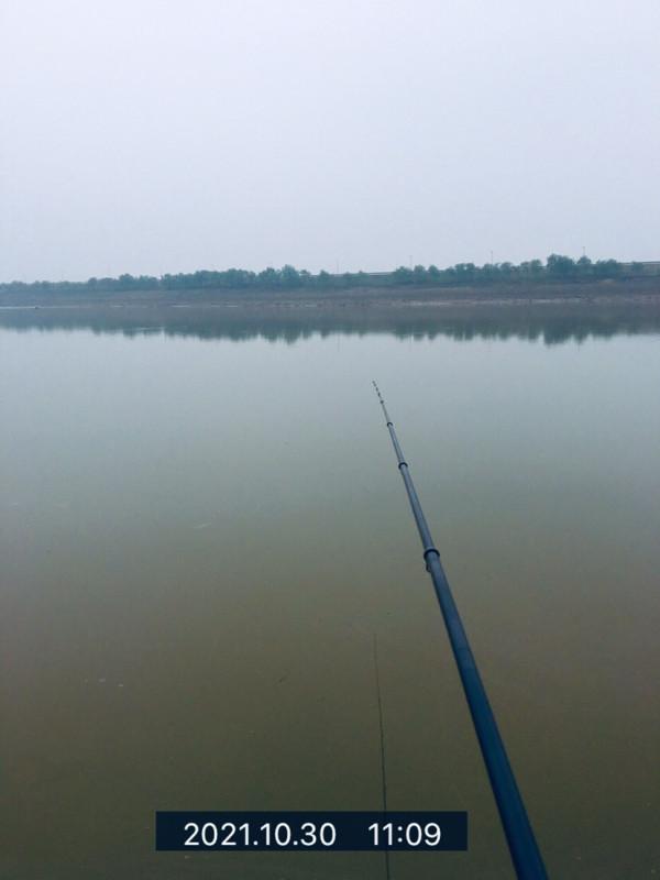 水深一兩尺,打窩十來斤,野河來了無數釣友有趣垂釣 水深一兩尺,打窩十來斤,野河來了無數釣友有趣垂釣