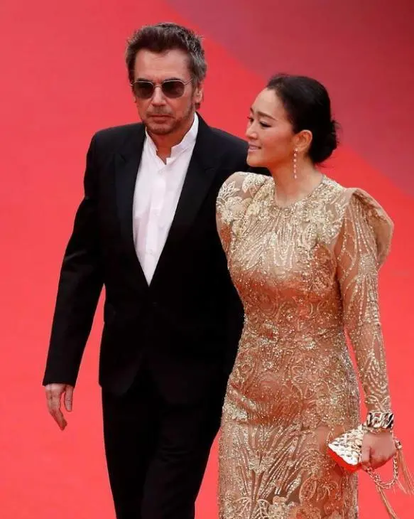 鞏俐真厲害！穿毛衣配牛仔褲氣場依舊強大，換別人就顯廉價了