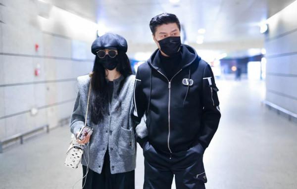 范冰冰爸爸穿3萬7老年裝炸街，挽女兒走機場似情侶，比女兒還時尚