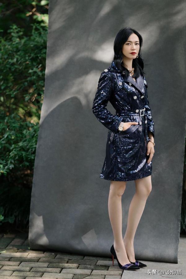 姚晨私服穿搭真接地氣，米色上衣配半身裙簡約大方，氣質高階優雅