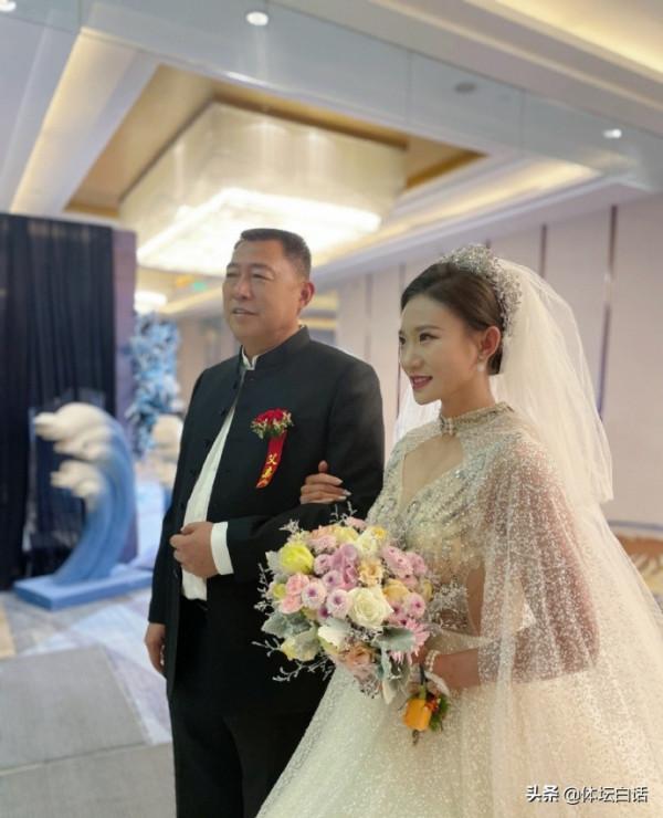 喜訊！中國冠軍夫婦大婚，1米96新郎帥氣，新娘化妝前後差距大