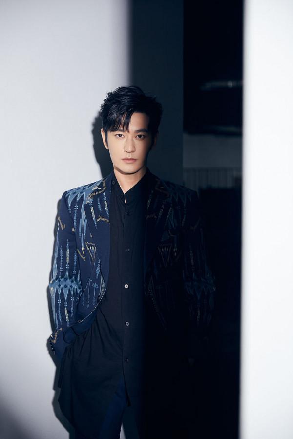 黃曉明亮相東方衛視元宵特別節目 穿國風西裝演唱《少年中國說》