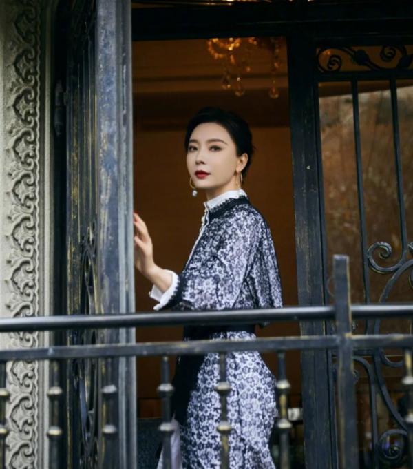 如何把碎花裙穿出秋日氛圍感？看陳數就知道，這樣選簡單還顯氣質