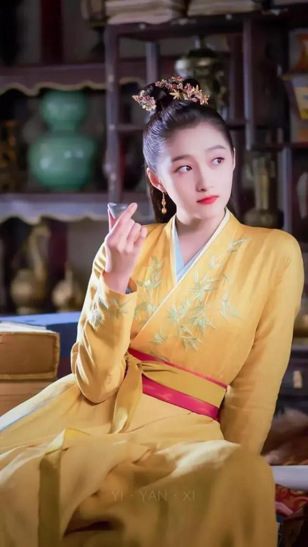 穿上古裝片，關曉彤美翻了