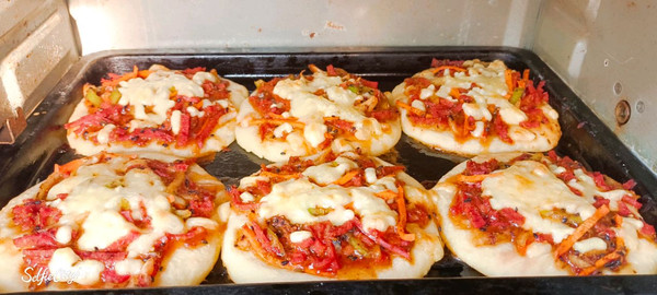 這道迷你小披薩藏著小驚喜，瞬間征服你