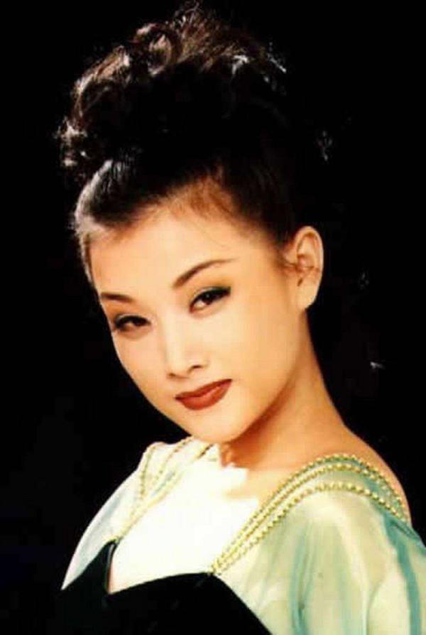 從“苗寨姑娘”到“春晚國臉”，55歲的宋祖英如今怎樣了？