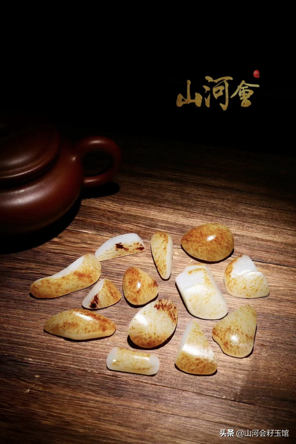 和田玉籽料紅皮白肉，尤為亮眼、尤為驚豔