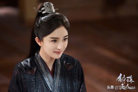 楊冪探班華晨宇演唱會，穿黑白衫配露臍裝變迷妹，華晨宇長髮搶鏡