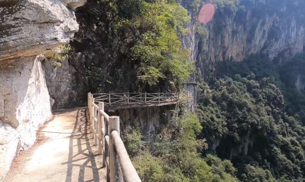 湖北利川廢棄大峽谷,環境優美精心打造,資金不夠被迫爛尾 湖北利川廢棄大峽谷,環境優美精心打造,資金不夠被迫爛尾