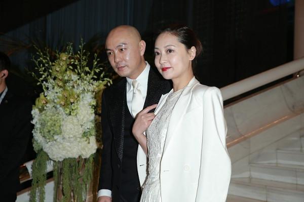 張衛健帶著老婆出門，張茜的穿搭是很優雅的，帶出門真有面子