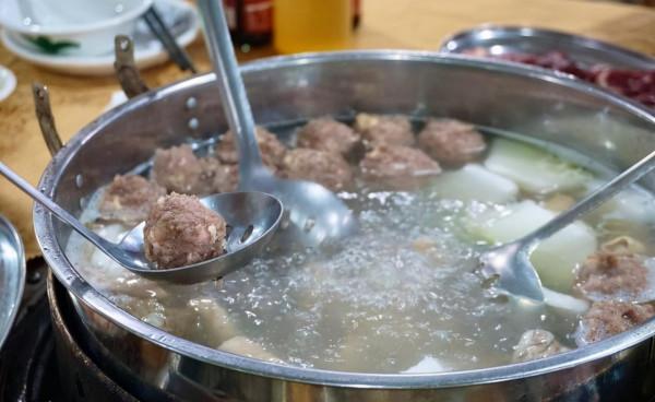 廣東火遍當地的牛肉店,上萬人同時就餐,1700桌客人搶著吃 廣東火遍當地的牛肉店,上萬人同時就餐,1700桌客人搶著吃