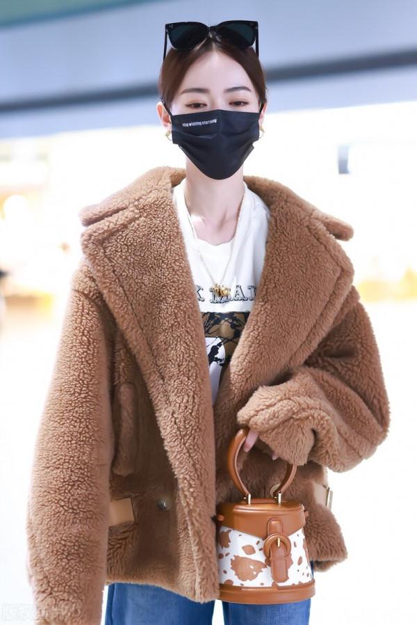 吳謹言穿棕色羊羔絨外套搭配破洞牛仔褲,腳踩白色短靴可愛減齡 吳謹言穿棕色羊羔絨外套搭配破洞牛仔褲,腳踩白色短靴可愛減齡