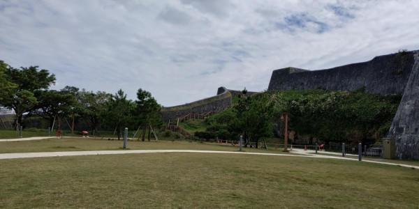 日本沖繩島自駕遊(一)，那霸市內閒逛，僥倖看到了焚燬前的首裡城