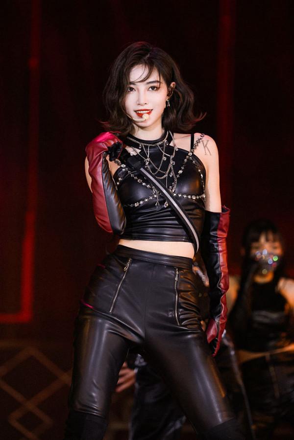 許佳琪7SENSE迴歸演唱會新歌舞臺首秀 百變造型甜美酷颯