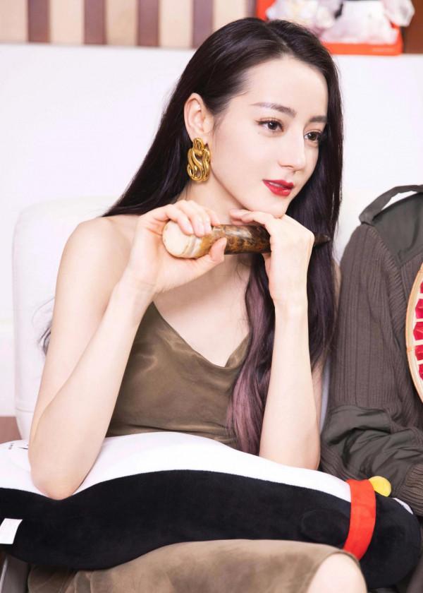 迪麗熱巴：明豔大美人