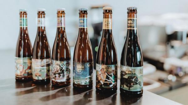 藏在四九城兒的這家雲南菜館，中午和晚上是餐廳，下午是咖啡館