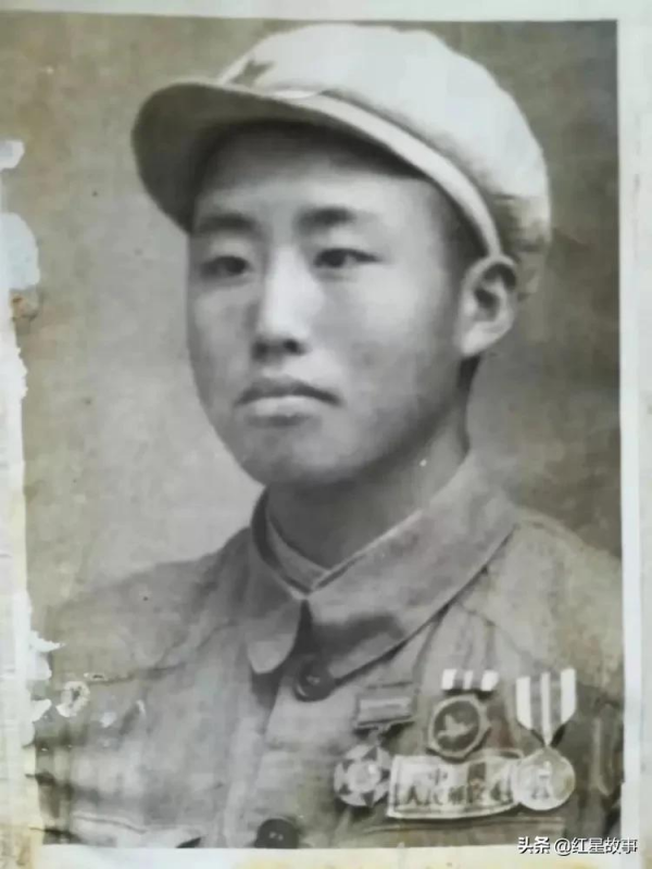 上甘嶺戰役中的通訊員小兵 上甘嶺戰役中的通訊員小兵