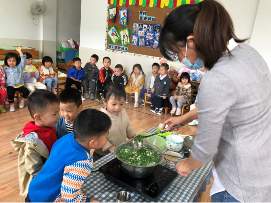 幸福花園幼兒園開展了“親近自然，快樂收菜”活動