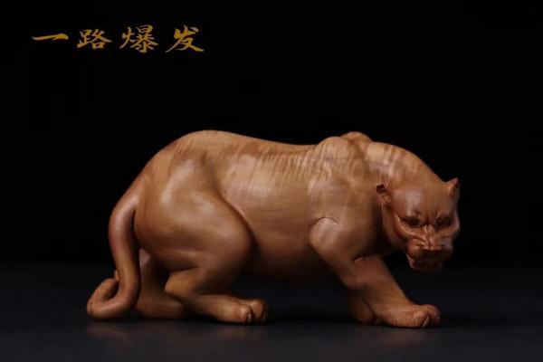 逼真非常的豹子，手工雕的！好漂亮的老山檀香作品