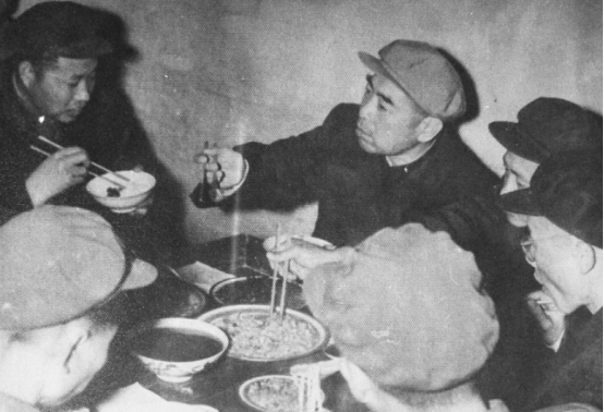 1957年周總理宴請外賓，丸子中吃出了一片金屬，後廚緊急開會研究