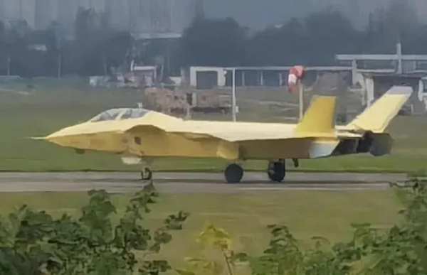 央視曝光龐大的殲-20飛行員隊伍，中國需要多少殲-20？