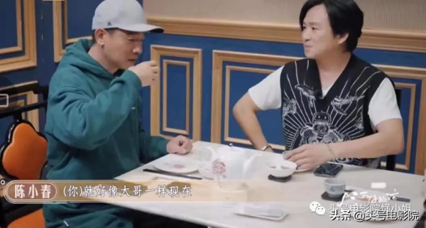 53歲“古惑仔”發福現身，陳小春倒茶叫他大哥，張柏芝第一個男人