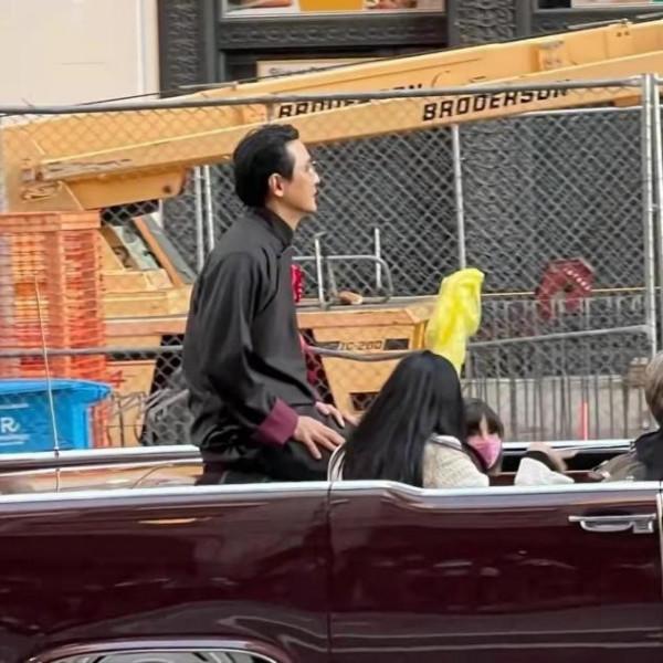 吳彥祖在國外威風了！穿大褂戴胸花坐敞篷內巡街，太像古代狀元郎