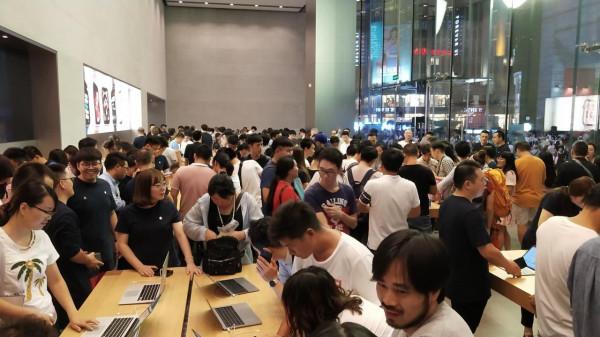 為什麼我們能包容蘋果的“甩鍋”，卻對國內手機商很苛刻？