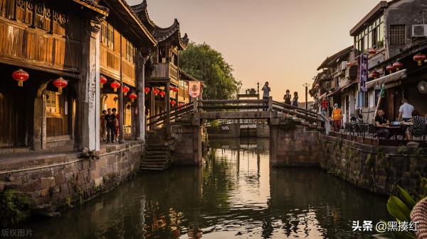 初遊新市古鎮，覺得這裡和烏鎮很像，後來才明白這“神似”的原因