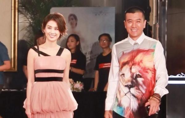 黃聖依和老公合體出行,她一襲粉裙挺嬌媚,老公卻像“土豪” 黃聖依和老公合體出行,她一襲粉裙挺嬌媚,老公卻像“土豪”