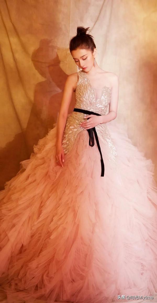 明星桌布：宋祖兒，有知道她原名的嗎？