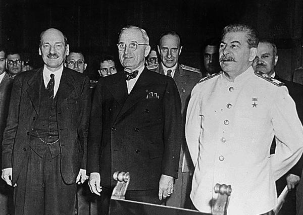 美國總統杜魯門說要對中國使用原子彈，嚇得英國首相打飛的勸阻