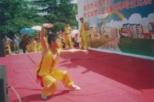 黃子韜：成名後不忘本，把啞巴發小留身邊，還出錢給他開咖啡店