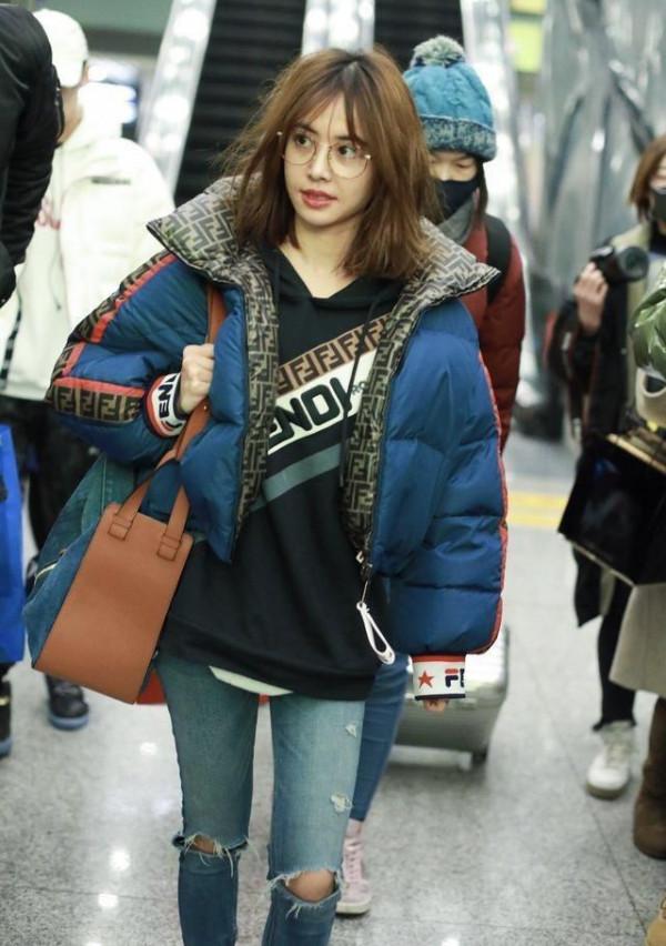 除了蔡依林，還有誰敢這樣穿？一襲高開叉連衣裙，配一頭粉色頭髮