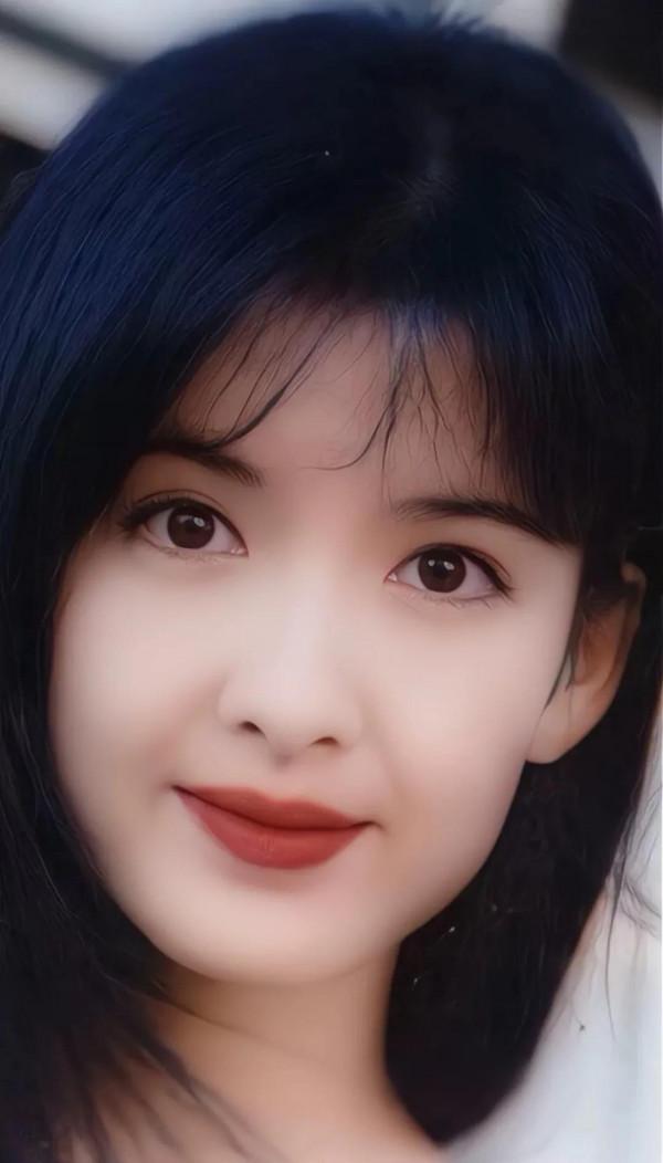 年輕時候的周慧敏也是一個大美人兒，長相給人一種很舒服的感覺