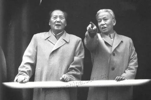 1961年，劉少奇參觀毛主席故居，指了指門匾笑道：這個詞用得不妥