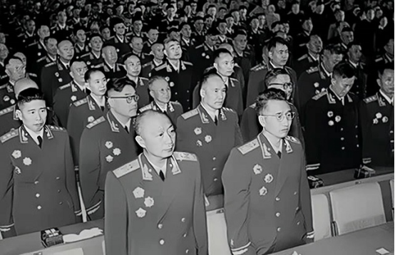1964年，賀龍請示偉人能否取消軍銜，偉人是怎麼回應的？
