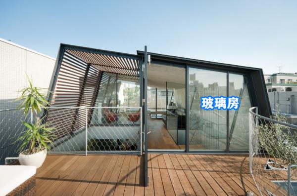 自建房樓頂是露臺,在樓梯口圍一圈玻璃房,常年開著像個小天井 自建房樓頂是露臺,在樓梯口圍一圈玻璃房,常年開著像個小天井