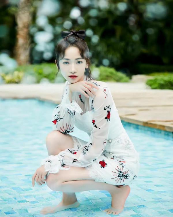 吳謹言，青春靚麗，笑容甜美