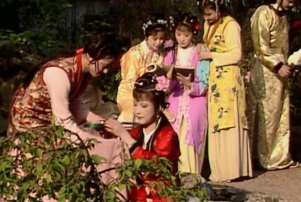 《紅樓夢》裡寫史湘雲露胳膊，是想告訴大傢什麼？