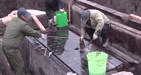 06年，安徽挖出雙槨漢墓，黃腸題湊式結構，盜墓賊工具都成了文物
