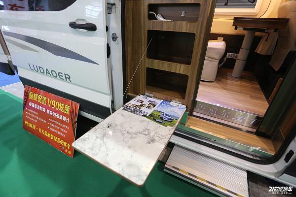 標配48V鋰電系統的魯道爾V90房車,搭實木傢俱可選橫床和縱床佈局 標配48V鋰電系統的魯道爾V90房車,搭實木傢俱可選橫床和縱床佈局